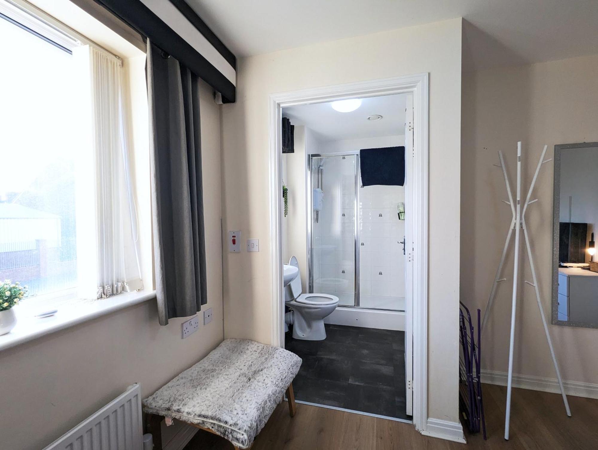 Large 4-bedrooms & 3 Bath Townhouse, Free Parking *