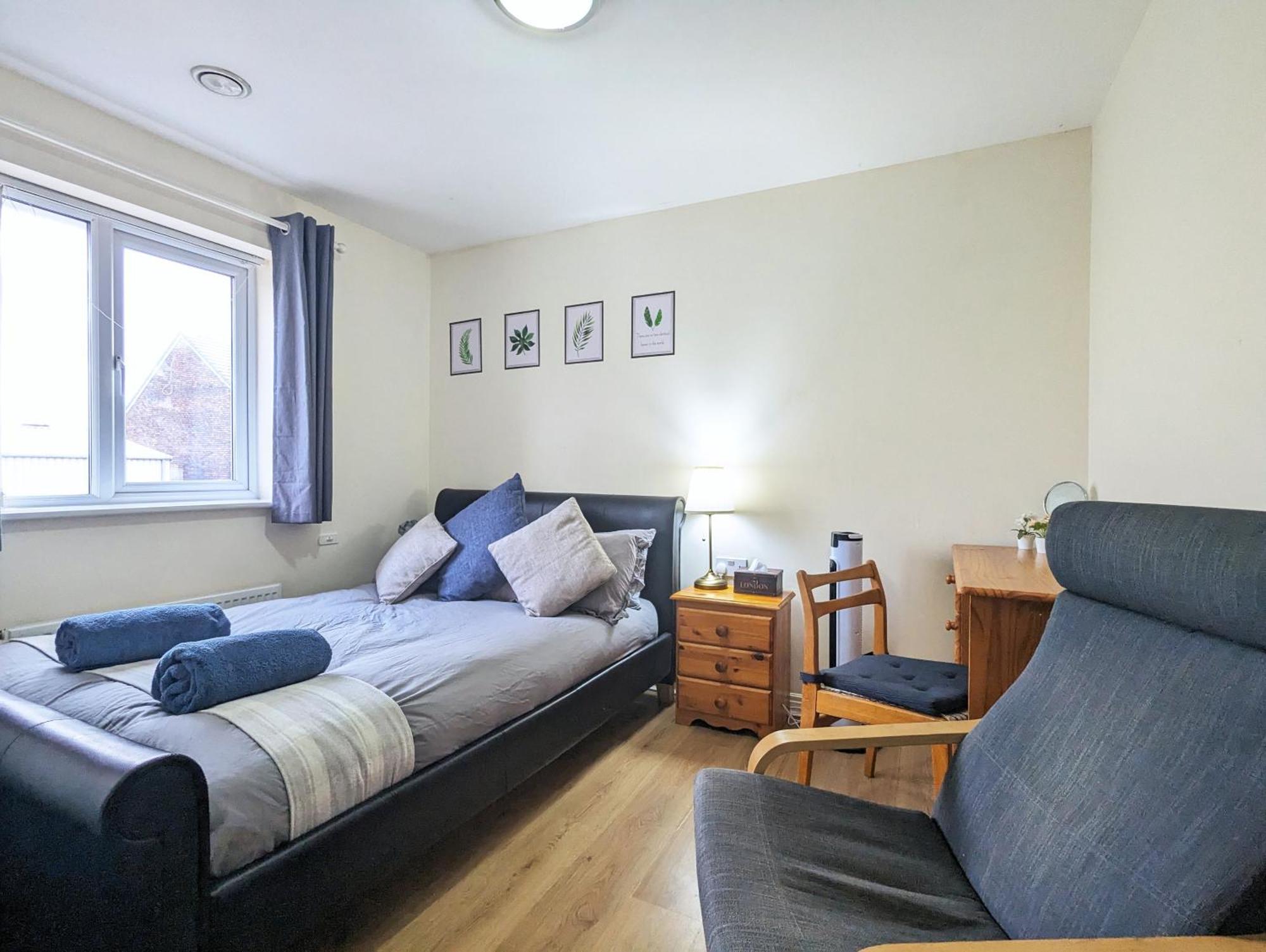 Large 4-bedrooms & 3 Bath Townhouse, Free Parking Liverpool
