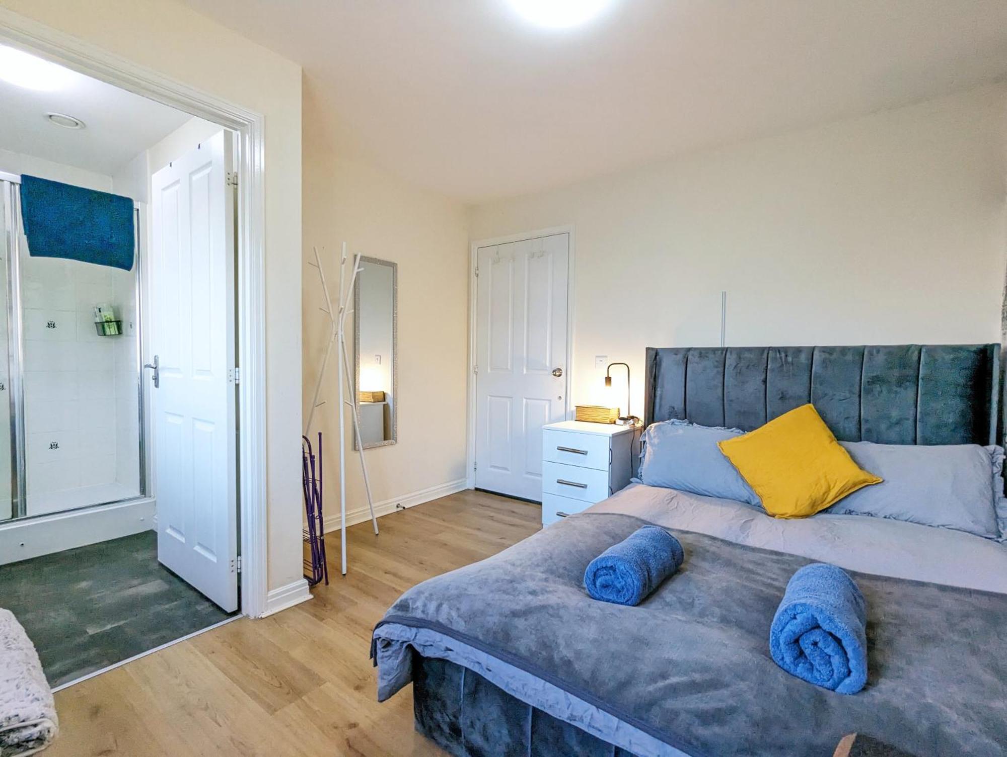 Large 4-bedrooms & 3 Bath Townhouse, Free Parking