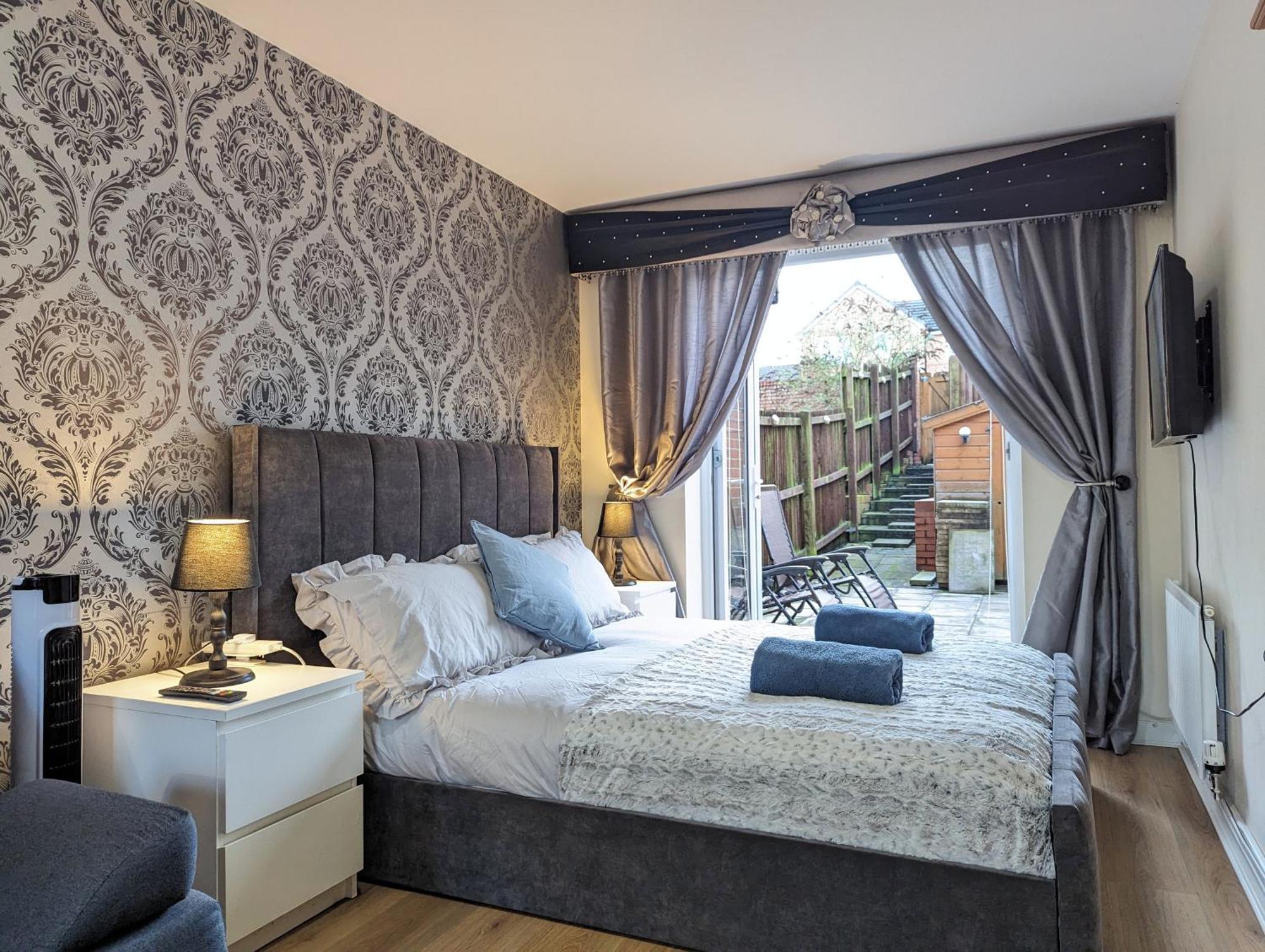 Holiday home Large 4-bedrooms & 3 Bath Townhouse, Free Parking Liverpool