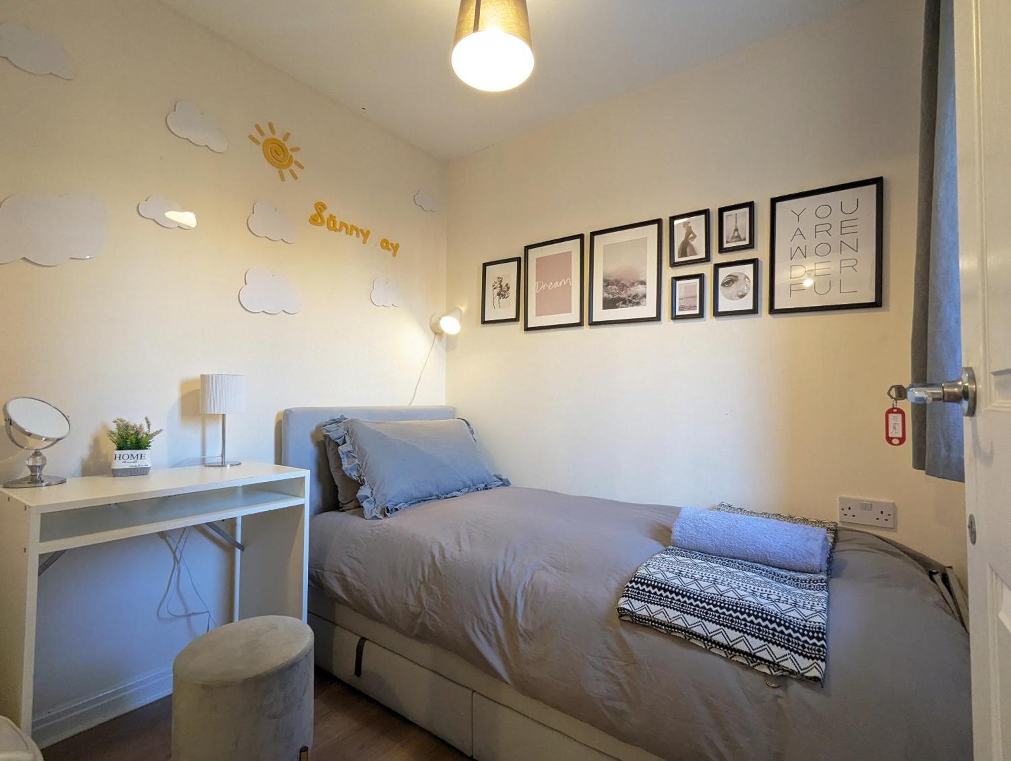 Large 4-bedrooms & 3 Bath Townhouse, Free Parking Liverpool