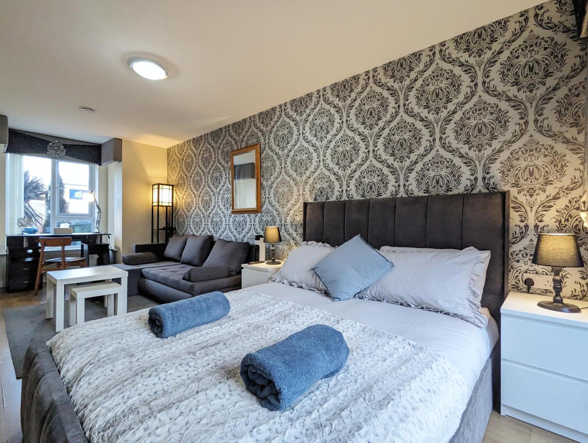 Large 4-bedrooms & 3 Bath Townhouse, Free Parking *
