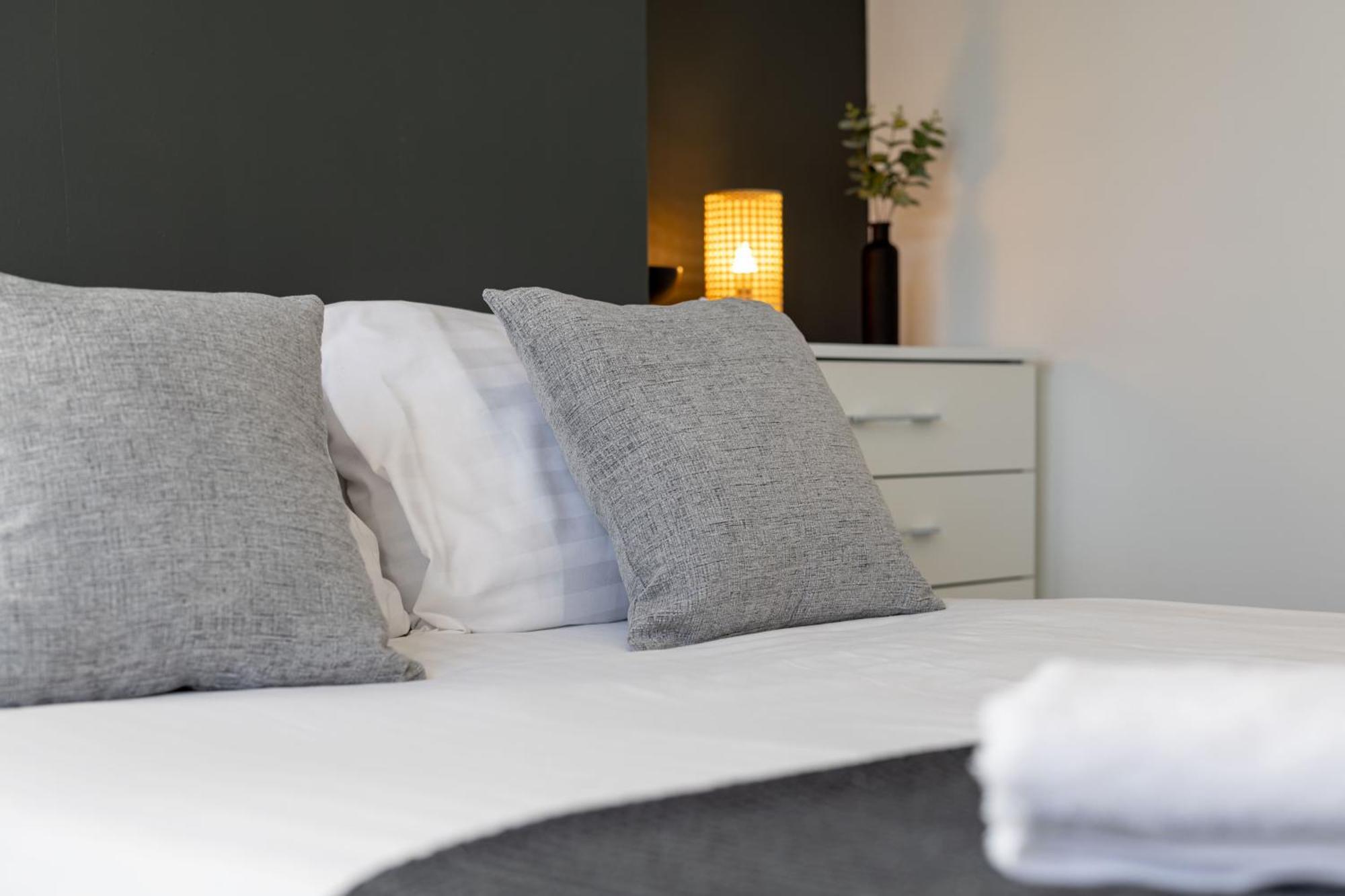 St Davids House - Air Host & - 4 Bedrooms *