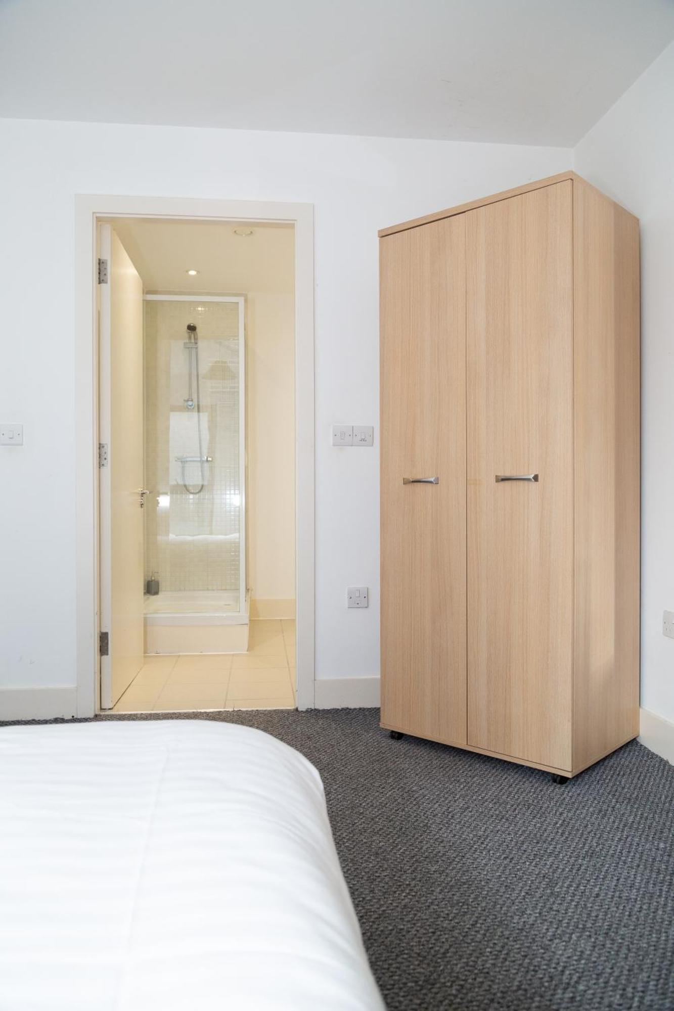 Apartment Serviced In Centre - Free Parking - Balcony - By Happy Days
