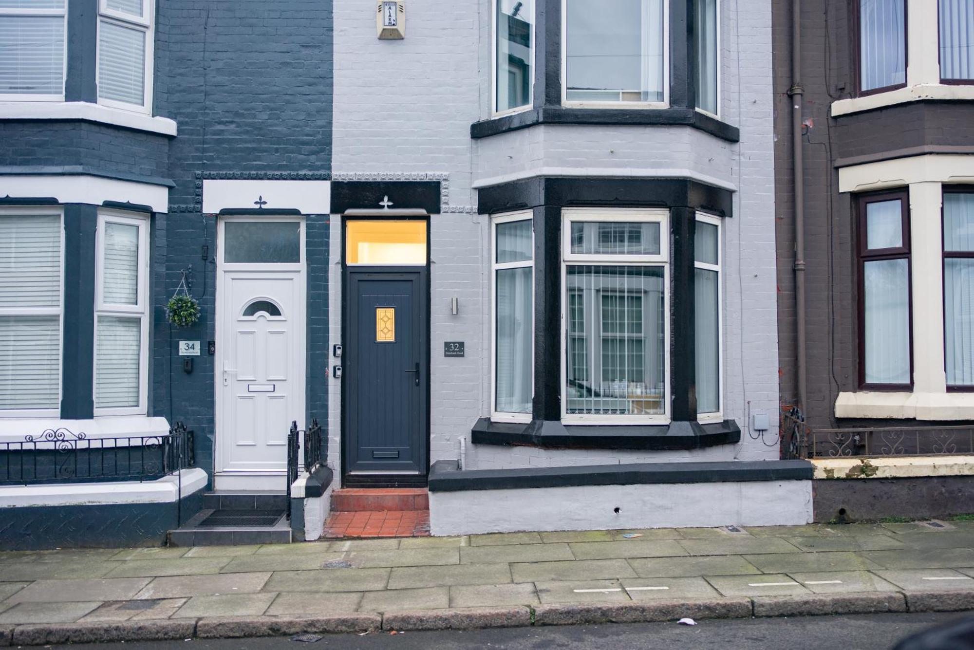 With Netflix In A Shared Accommodation, 10 Min Walk From The Stadium Homestay Liverpool