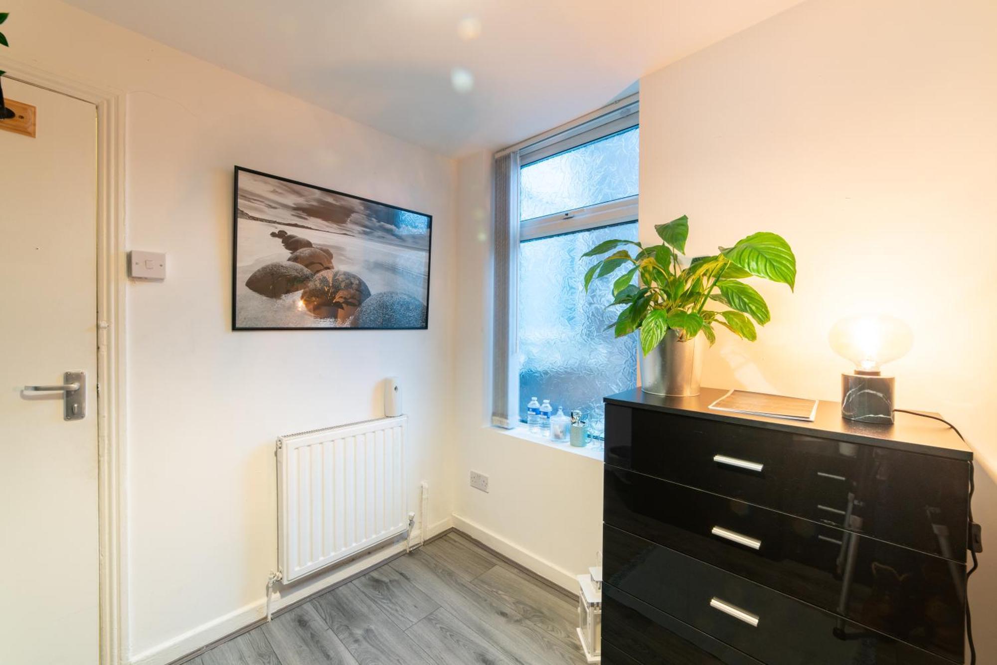 Cozy In Shared Near Anfield Stadium With Parking And Wifi Homestay