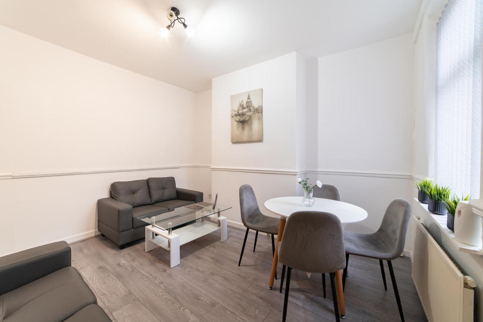 Cozy In Shared Near Anfield Stadium With Parking And Wifi Homestay