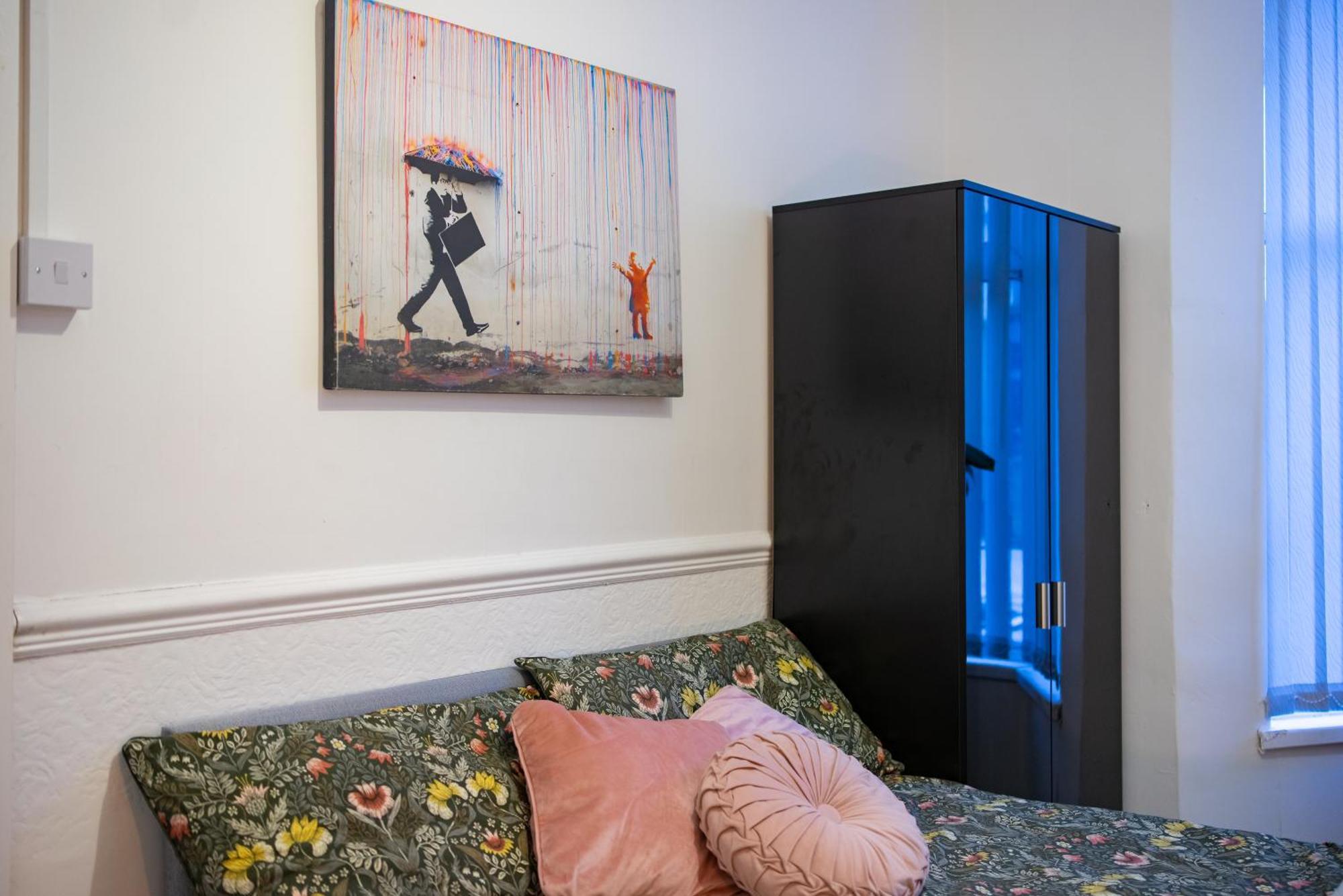 Cozy In Shared Near Anfield Stadium With Parking And Wifi Homestay