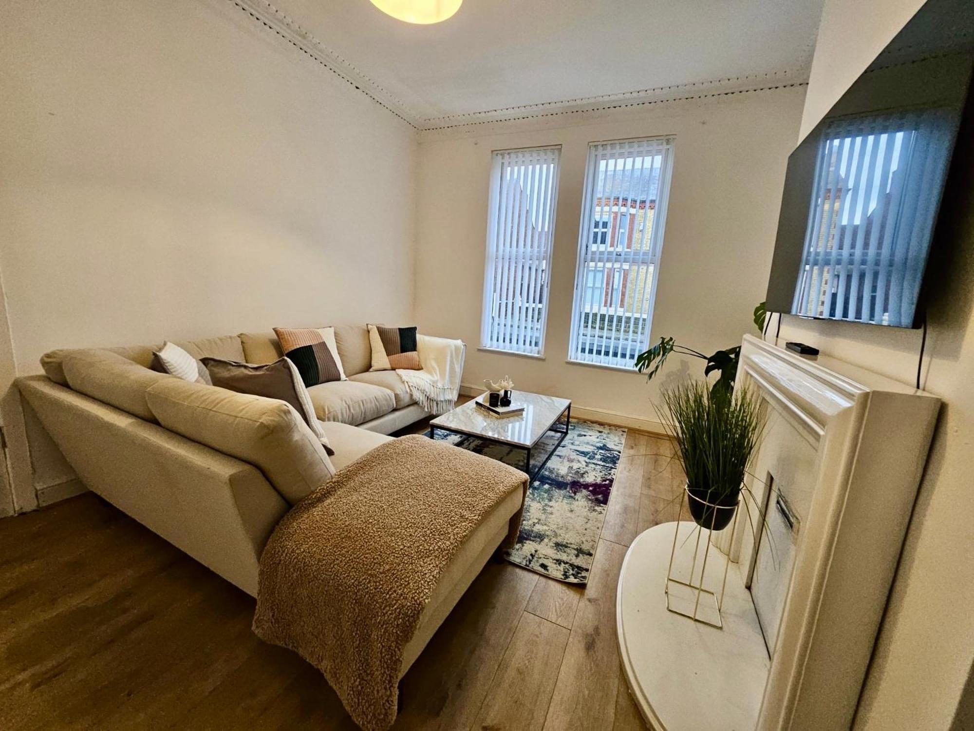 Holiday home Large New House, Sleeps 8, Free Parking, Near Centre *
