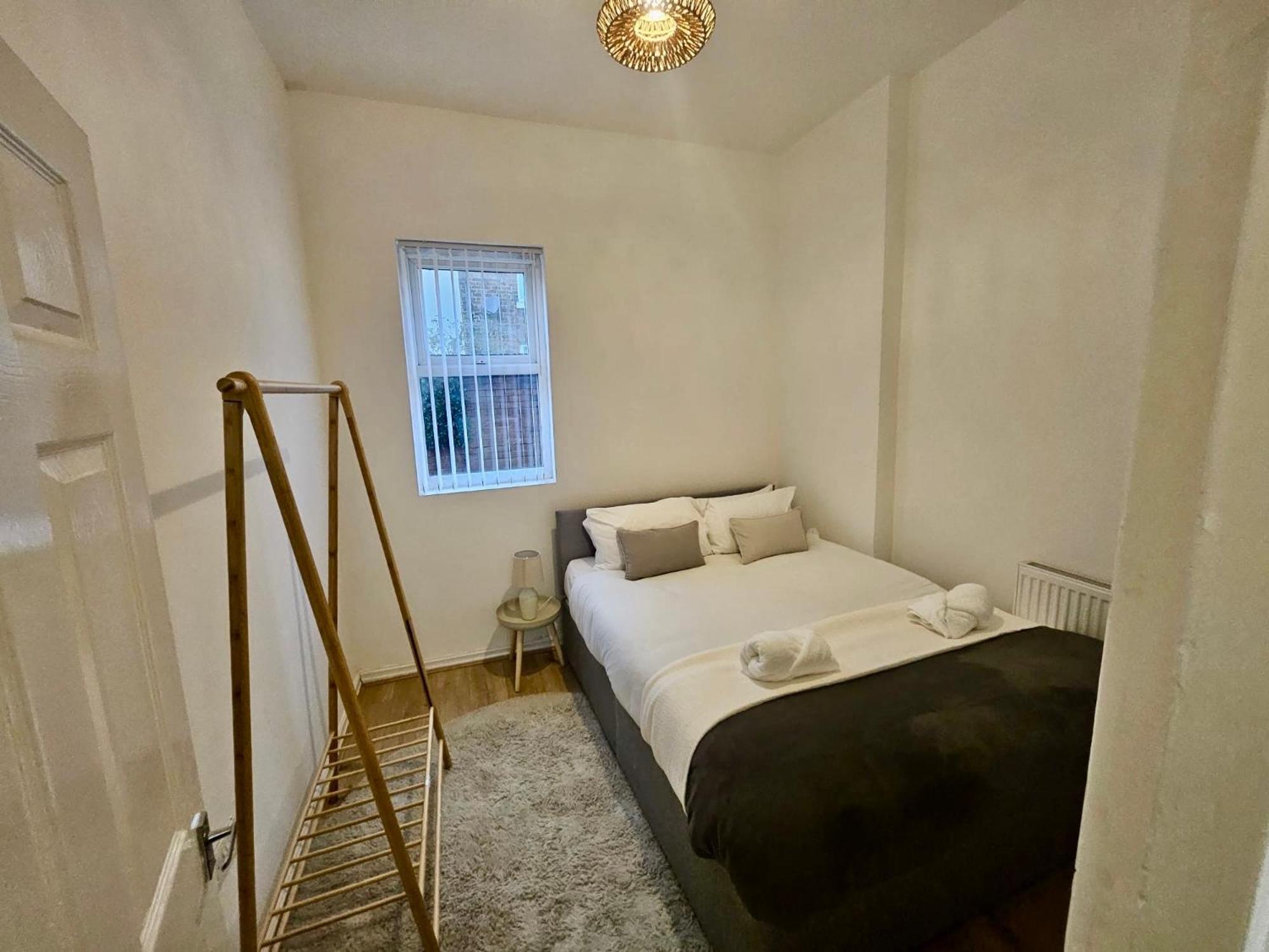 Holiday home Large New House, Sleeps 8, Free Parking, Near Centre
