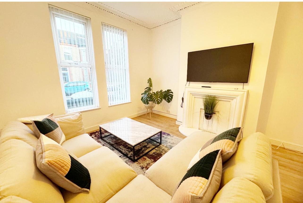 Large New House, Sleeps 8, Free Parking, Near Centre Liverpool