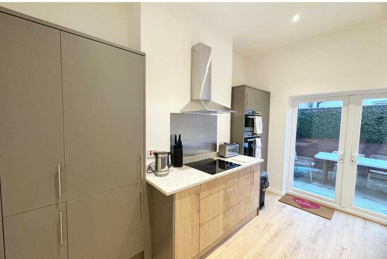 Large New House, Sleeps 8, Free Parking, Near Centre Holiday home *