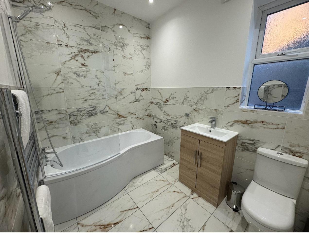 Large New House, Sleeps 8, Free Parking, Near Centre Holiday home
