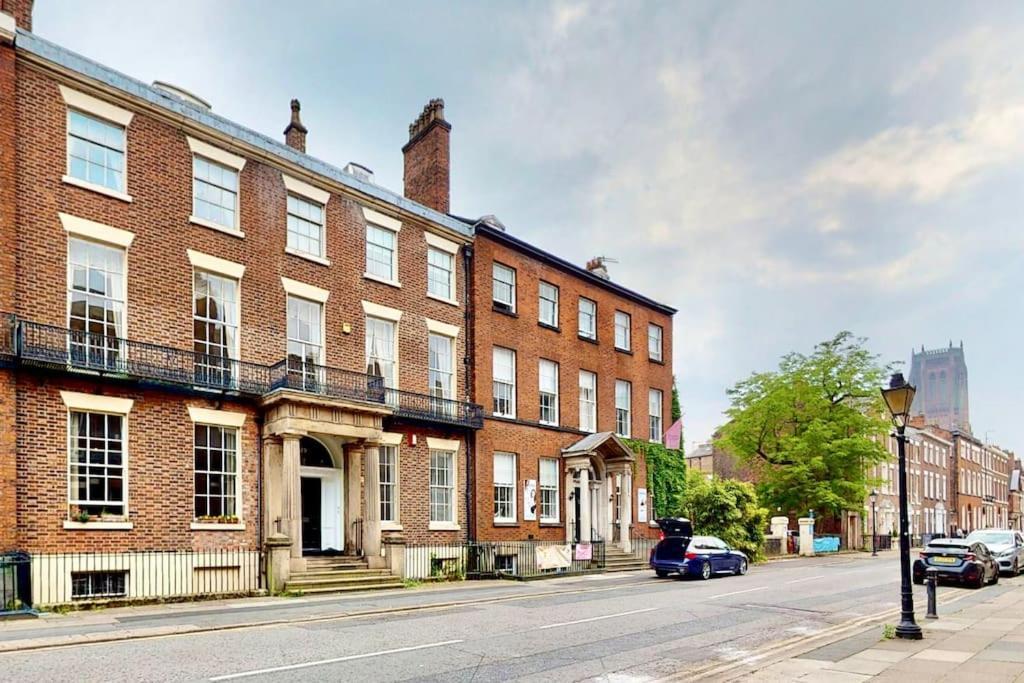 Georgian House With Parking *