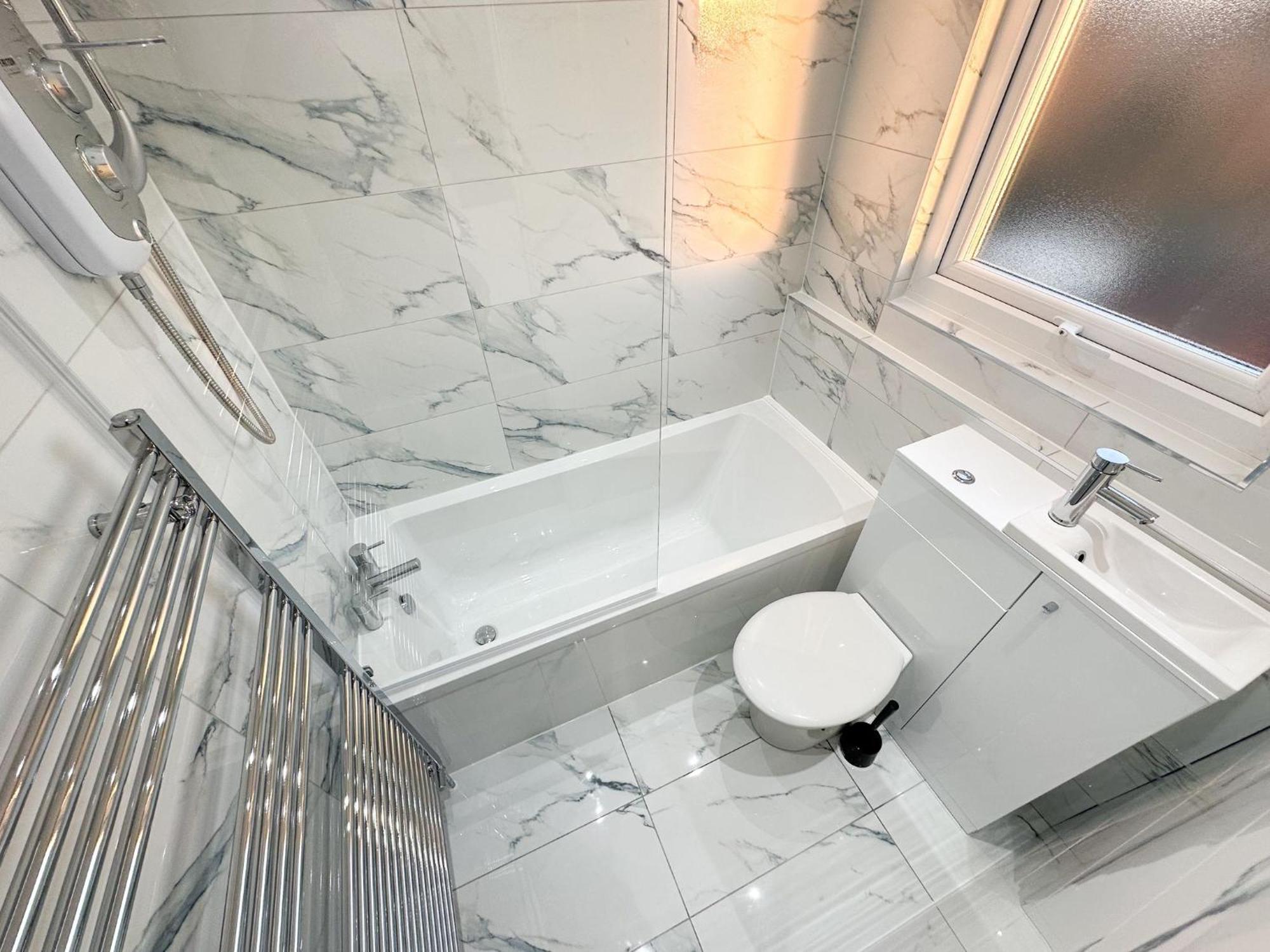 Modern & Spacious, 4 Bedroom , 9ppl Free Wifi & Parking *