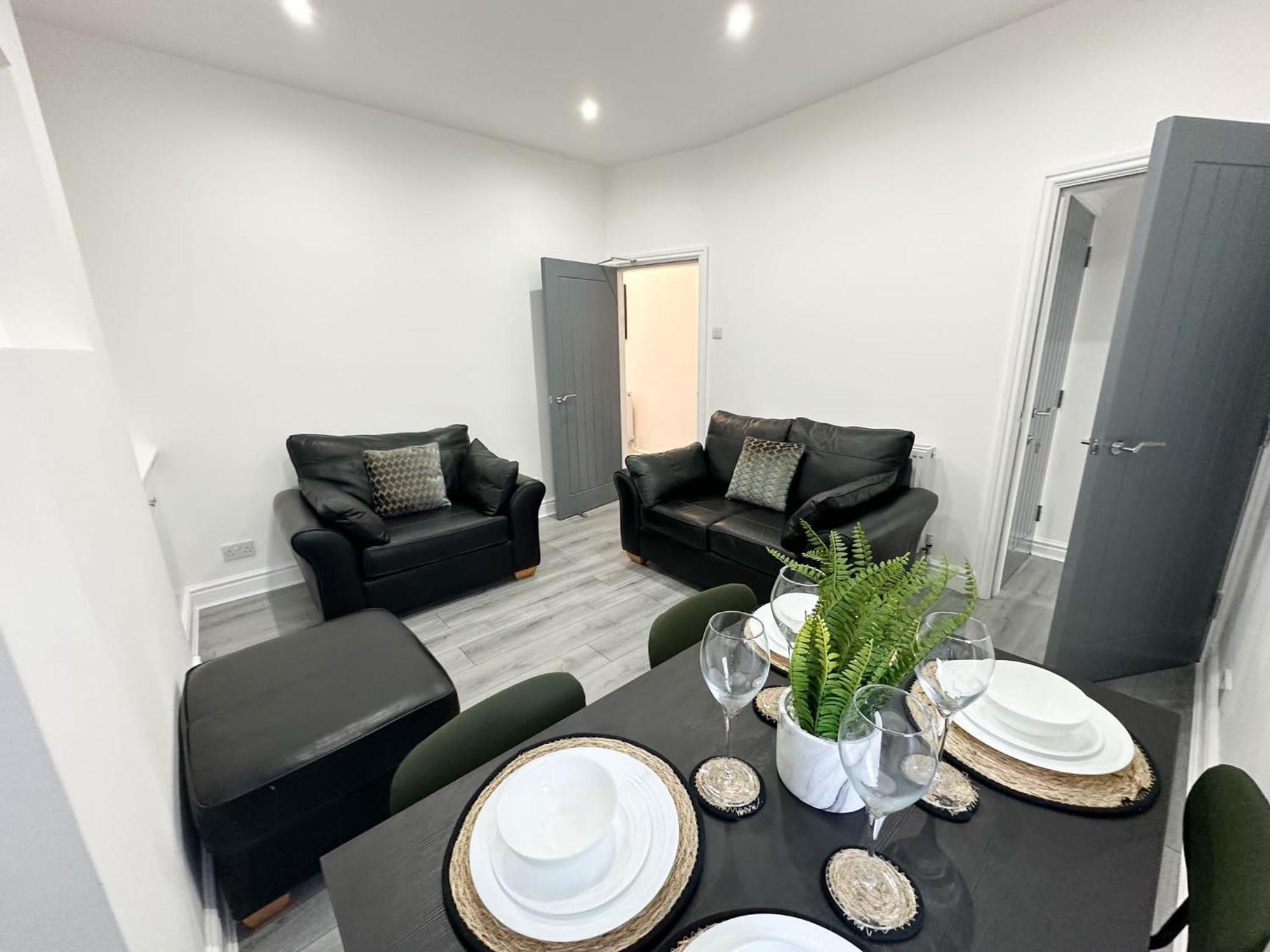 Modern & Spacious, 4 Bedroom , 9ppl Free Wifi & Parking
