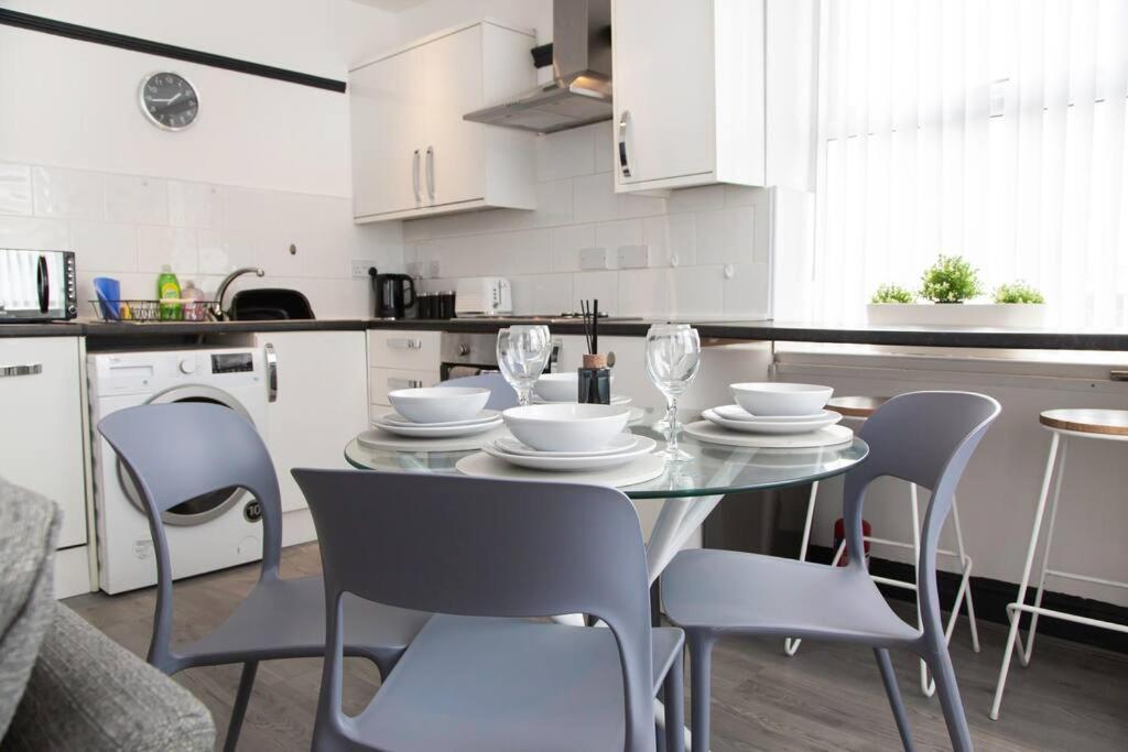 Bootle, Modern 1bed Ft Apartment *