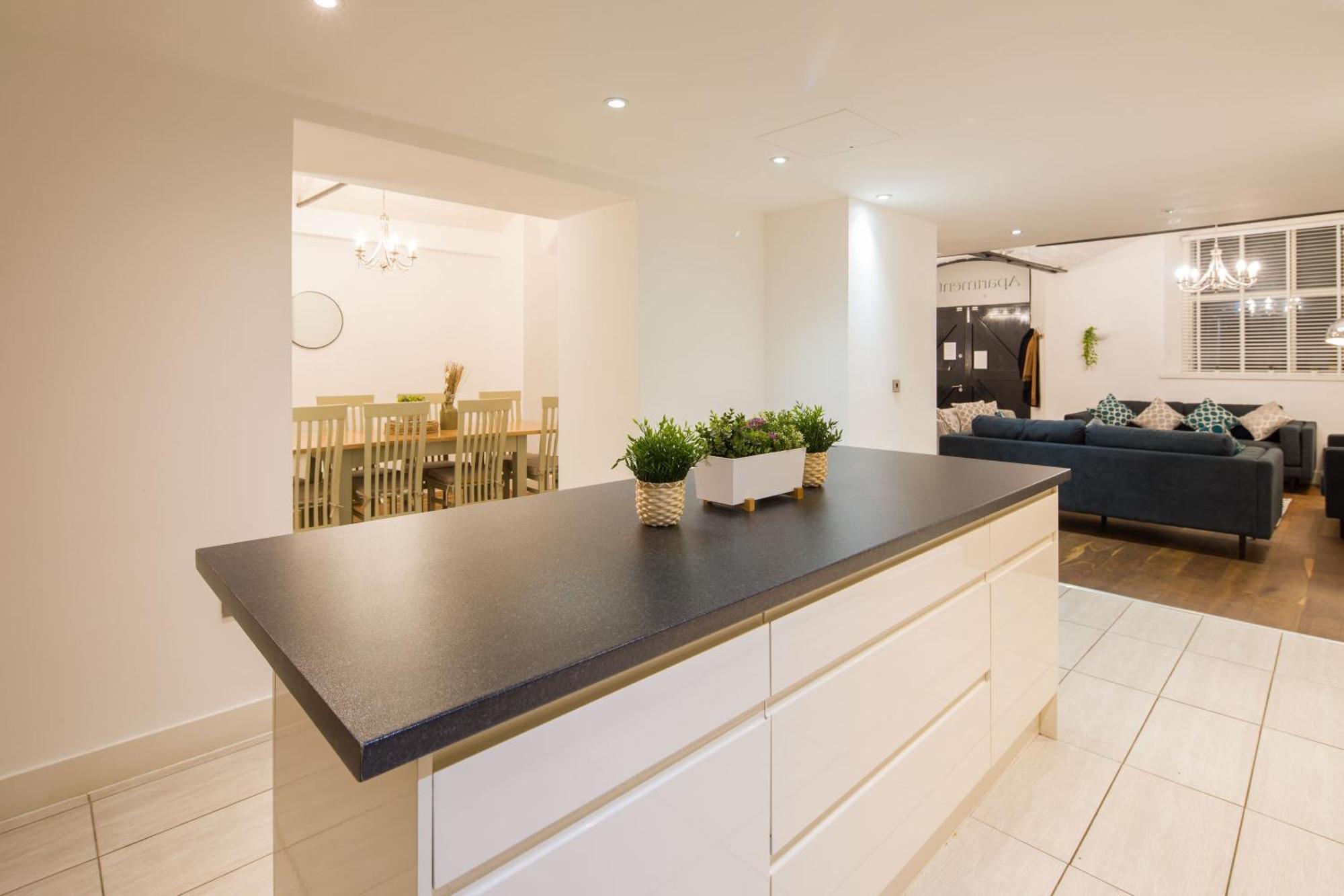 Host & - Ormond * Liverpool