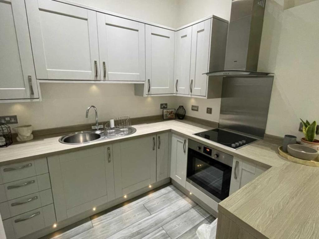 Orange Rentals- Cosy 1-bed Near Lark Lane & Sefton Park *