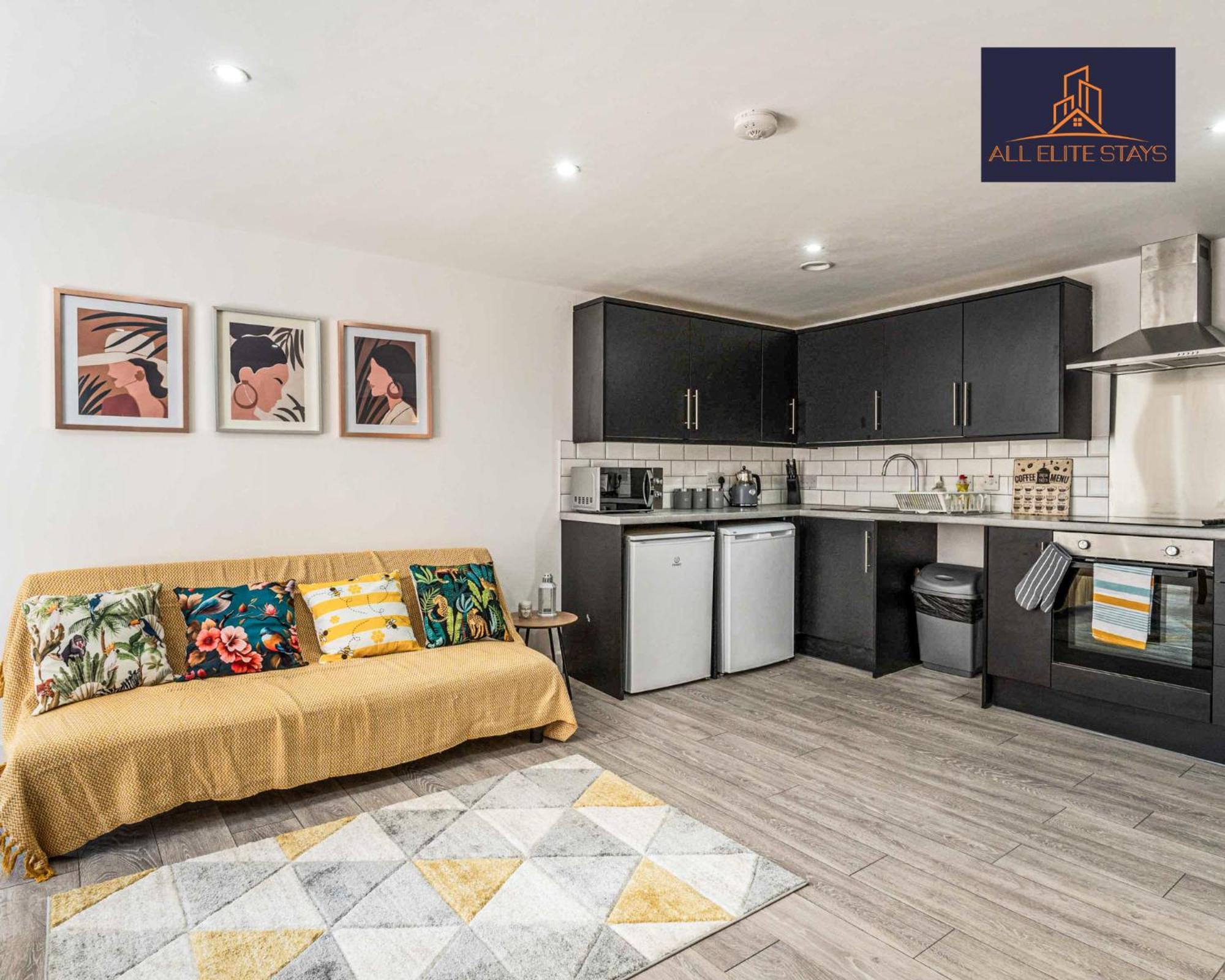 Swan House: With Parking *