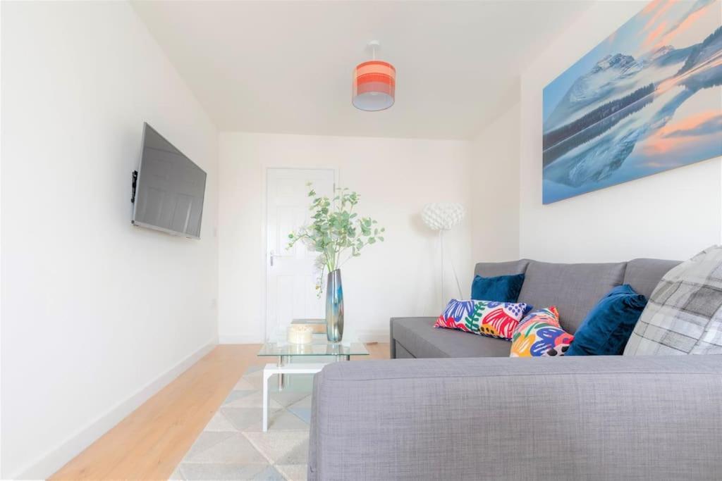 Riverside Rendezvous 1 Bedroom Near Airport And Centre Sf