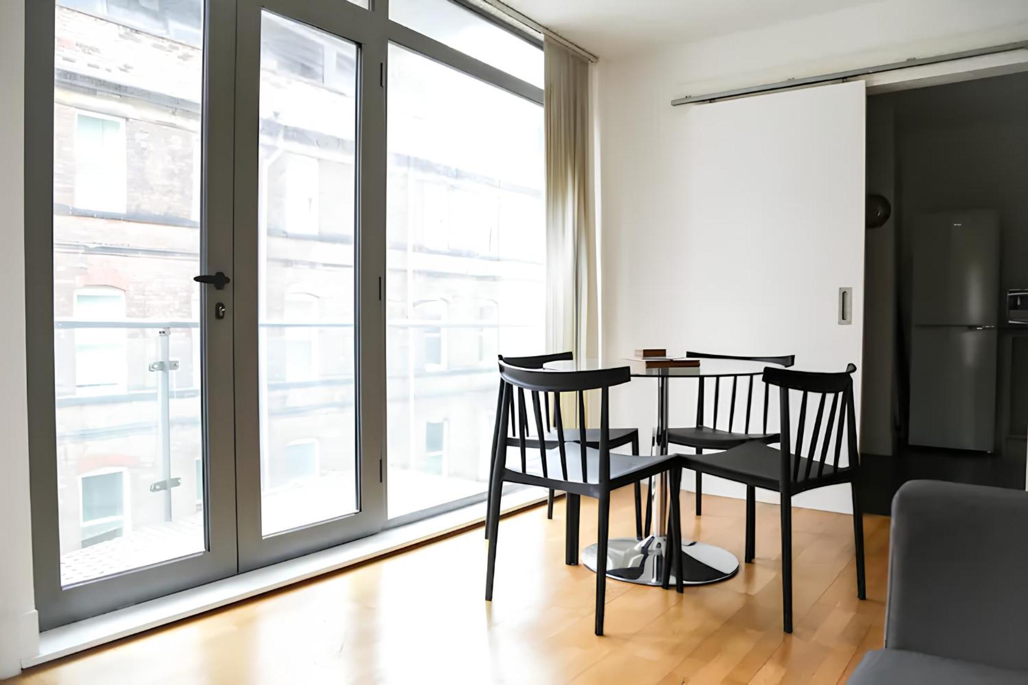 Apartment Serviced In Centre - Free Parking - Balcony - By Happy Days