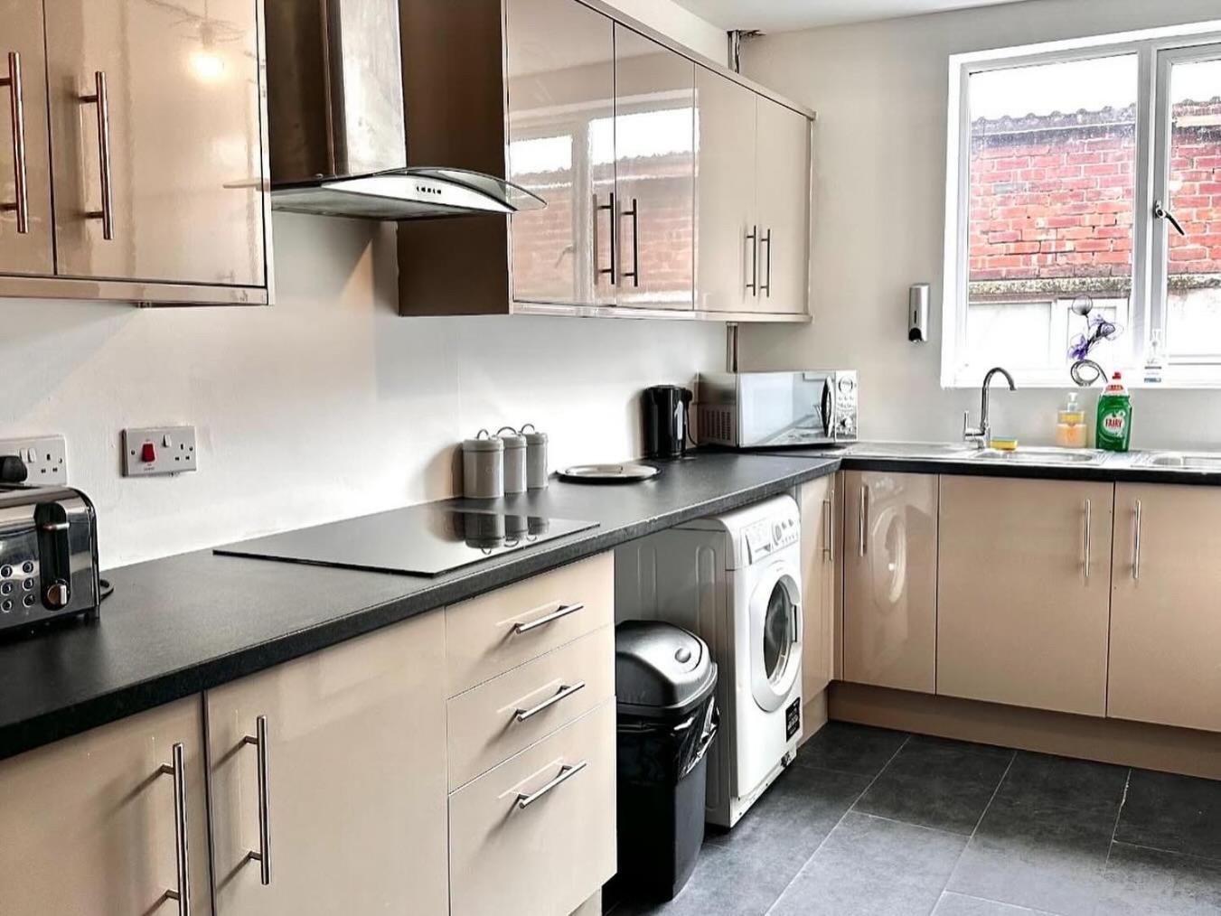 City Centre - Spacious Duplex - 6 Bedrooms - Sleeps 14 People *