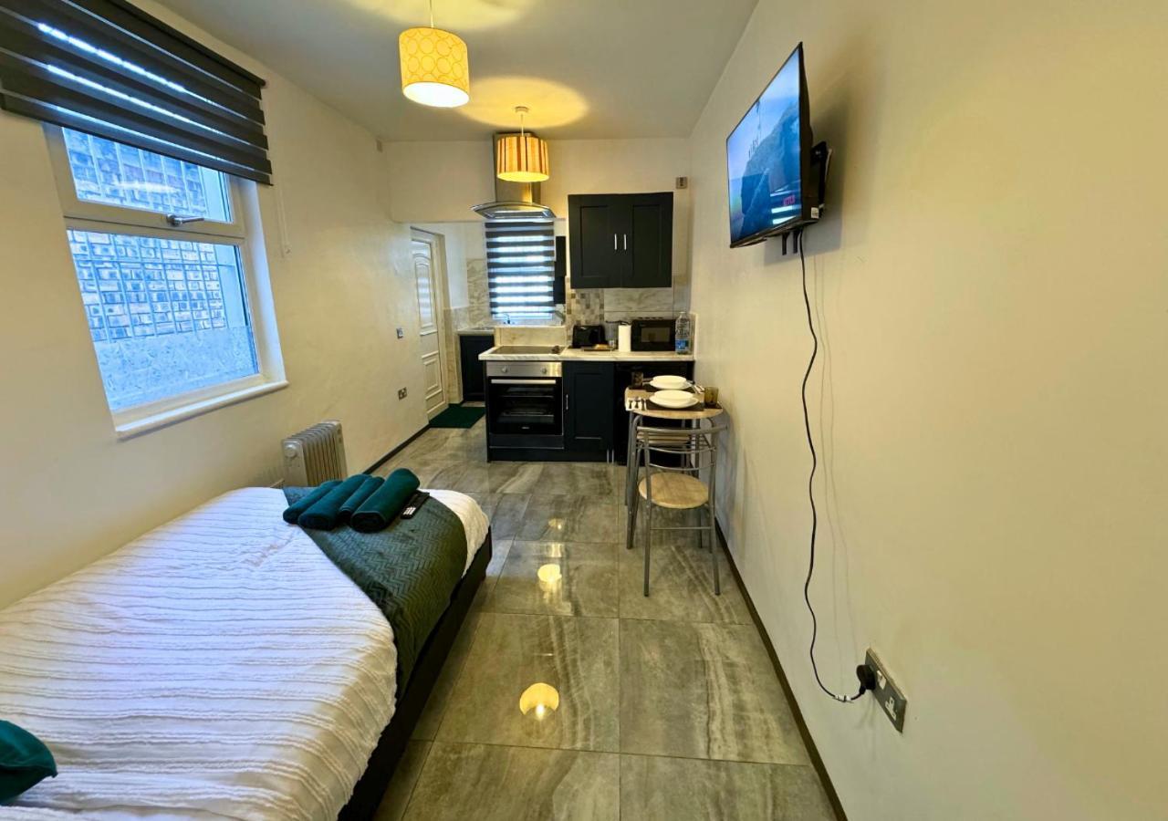 Cosy Getaway For Couples With Free Parking