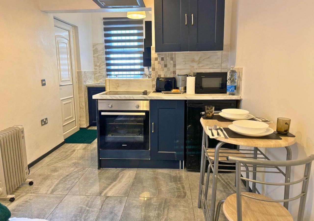 Apartment Cosy Getaway For Couples With Free Parking