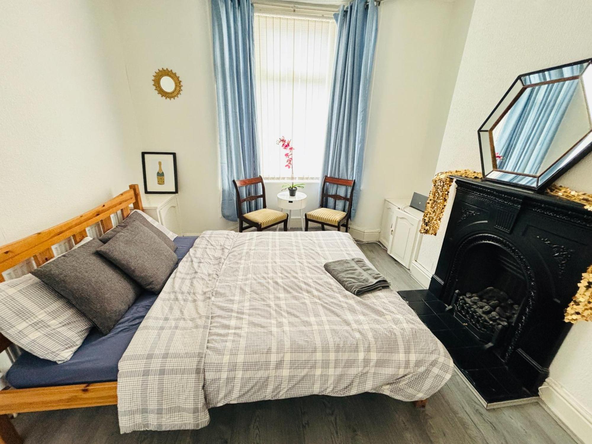 Holiday home Entire 3 Bedroom House- Free Parking