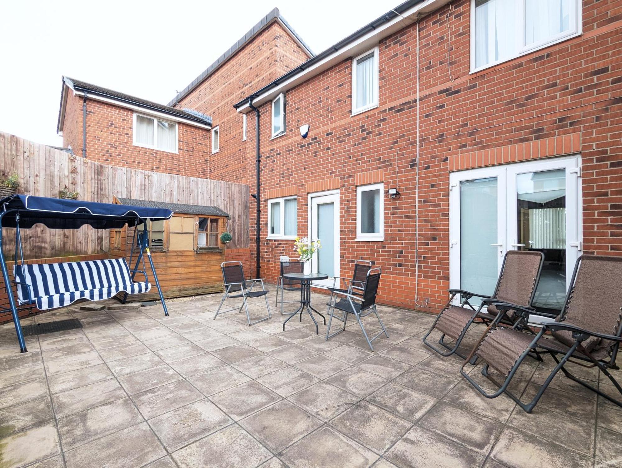Large 4-bedrooms & 3 Bath Townhouse, Free Parking