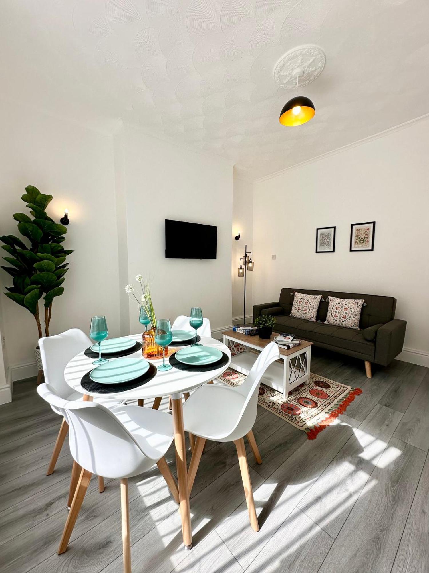 Holiday home Cosy & Modern 4bd House Near Anfield Stadium