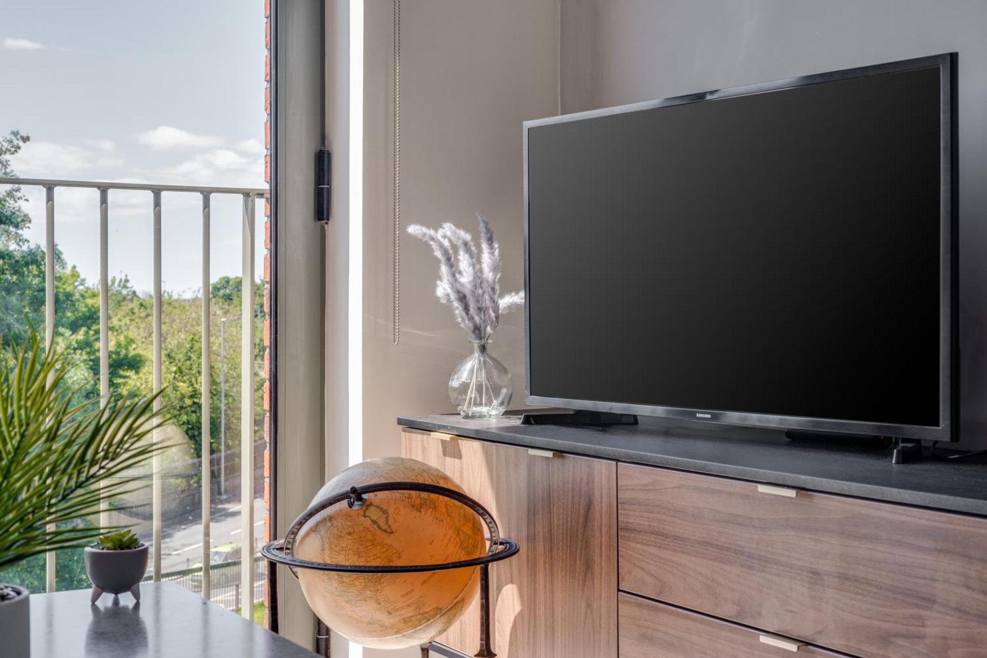 Huge Long Offers! Lux City-edge Stay! Perfect For Business & Leisure Apartment