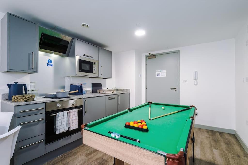 Stylish Apartment, Sleeps 4, Pool Table, Available For Long Term Apartment Liverpool