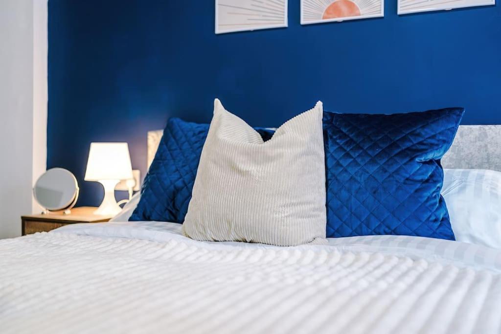 Stylish Apartment, Sleeps 4, Pool Table, Available For Long Term Apartment Liverpool