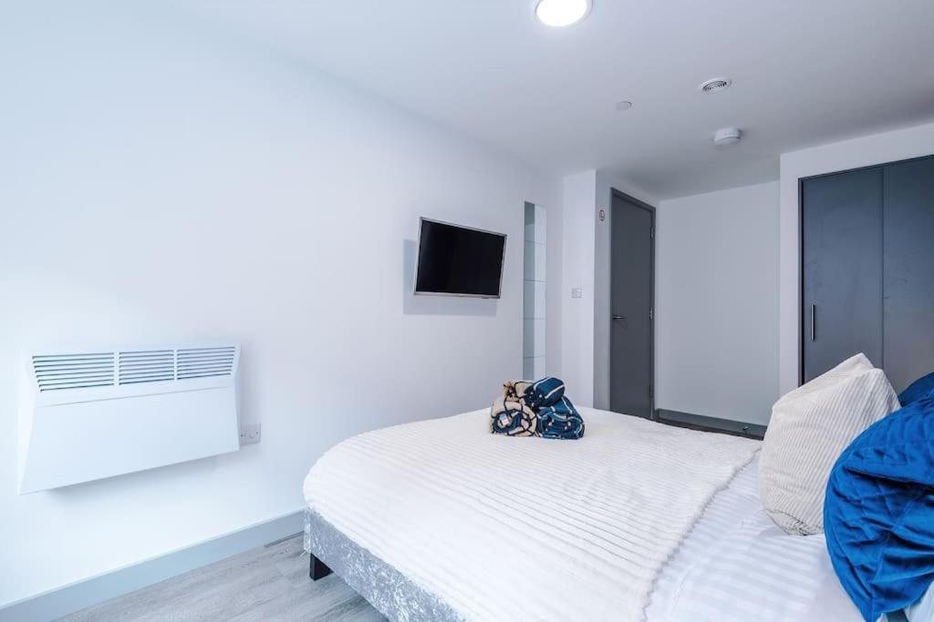 Stylish Apartment, Sleeps 4, Pool Table, Available For Long Term Liverpool