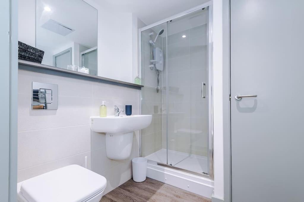 Stylish Apartment, Sleeps 4, Pool Table, Available For Long Term Liverpool