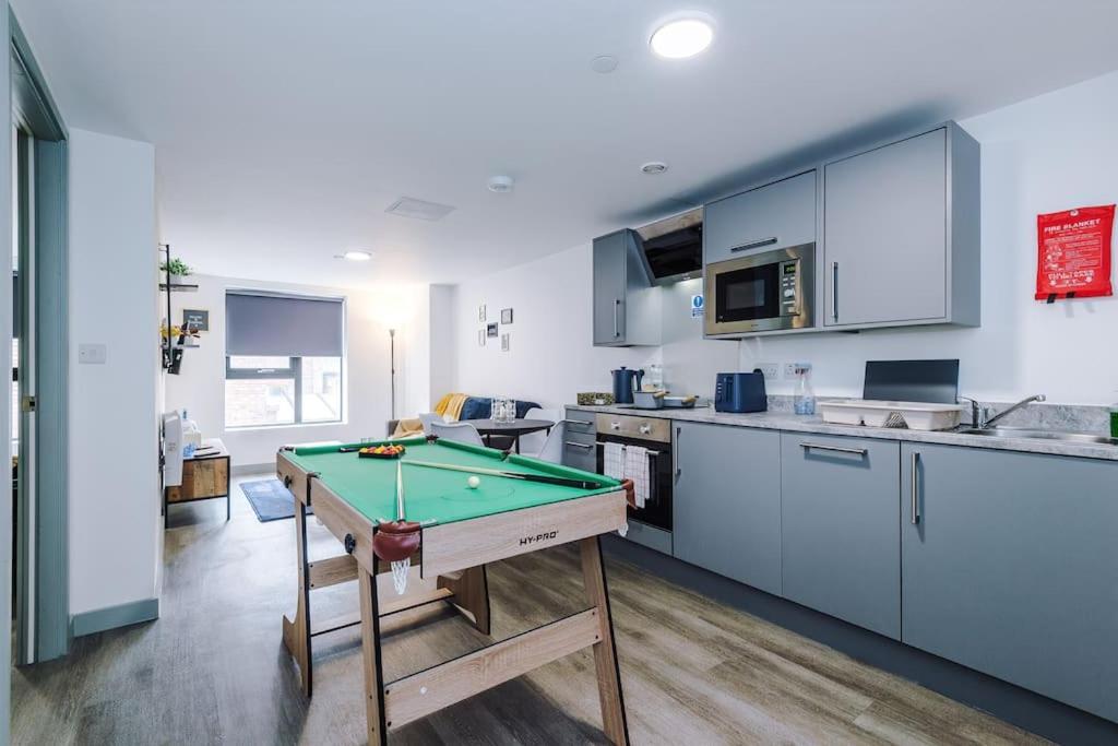 Stylish Apartment, Sleeps 4, Pool Table, Available For Long Term * Liverpool