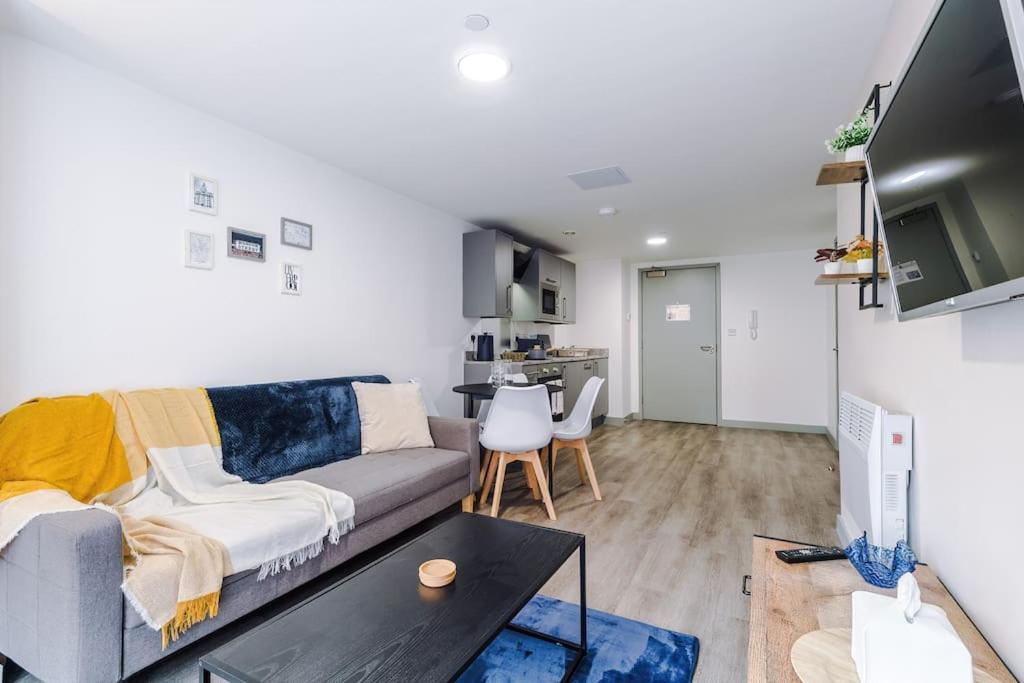 Stylish Apartment, Sleeps 4, Pool Table, Available For Long Term Apartment *