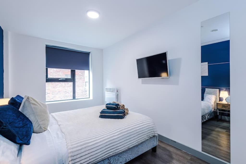 Stylish Apartment, Sleeps 4, Pool Table, Available For Long Term *