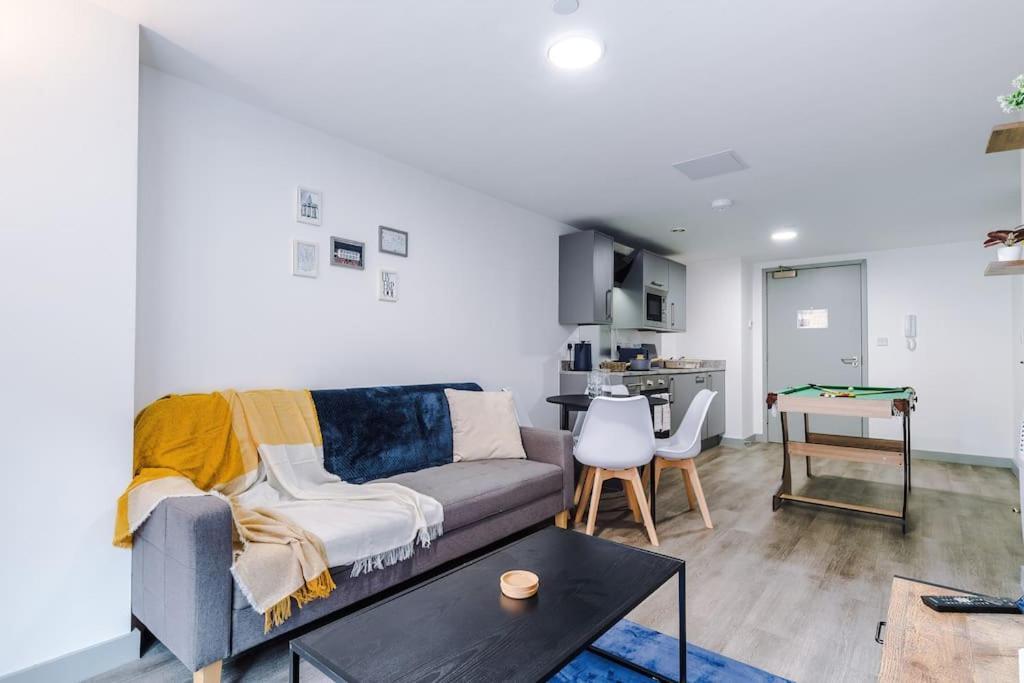 Apartment Stylish Apartment, Sleeps 4, Pool Table, Available For Long Term