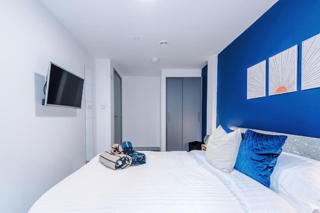 Stylish Apartment, Sleeps 4, Pool Table, Available For Long Term Apartment *