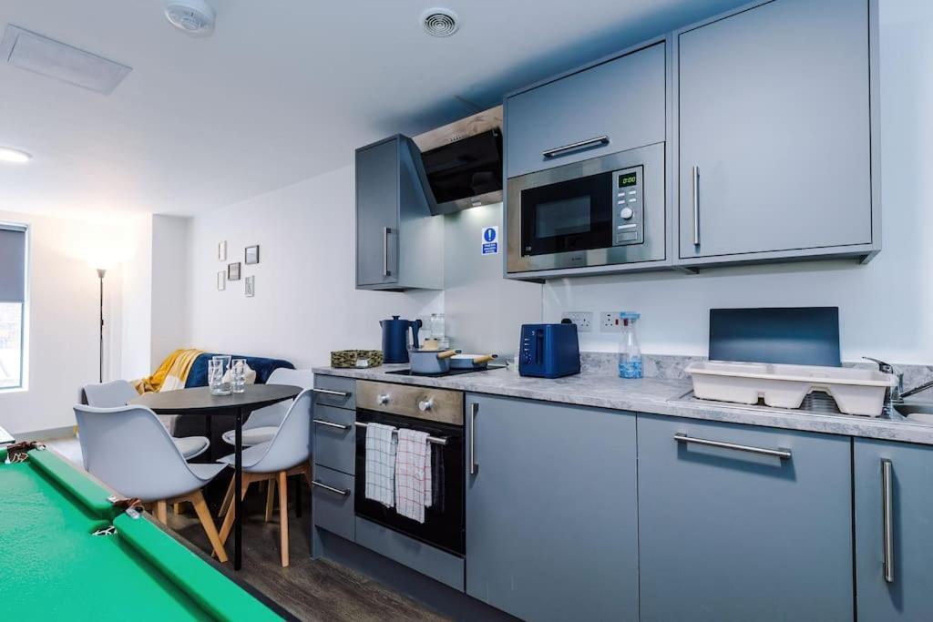 Apartment Stylish Apartment, Sleeps 4, Pool Table, Available For Long Term *