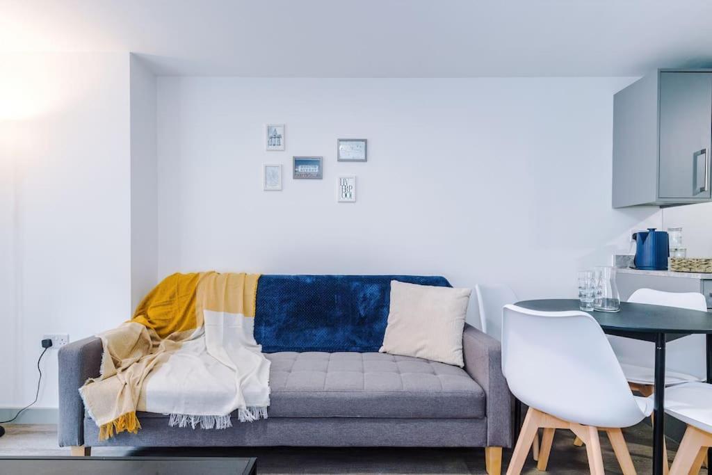 Stylish Apartment, Sleeps 4, Pool Table, Available For Long Term *
