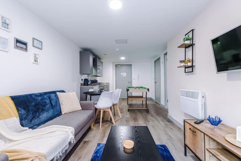 Stylish Apartment, Sleeps 4, Pool Table, Available For Long Term Liverpool