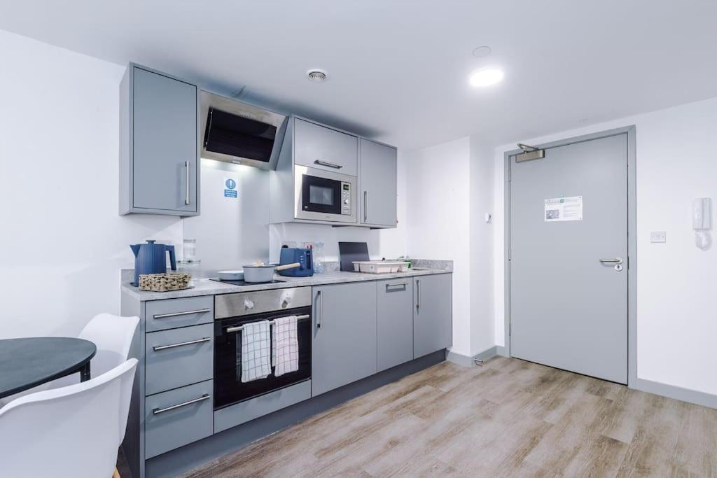 Stylish Apartment, Sleeps 4, Pool Table, Available For Long Term Apartment *