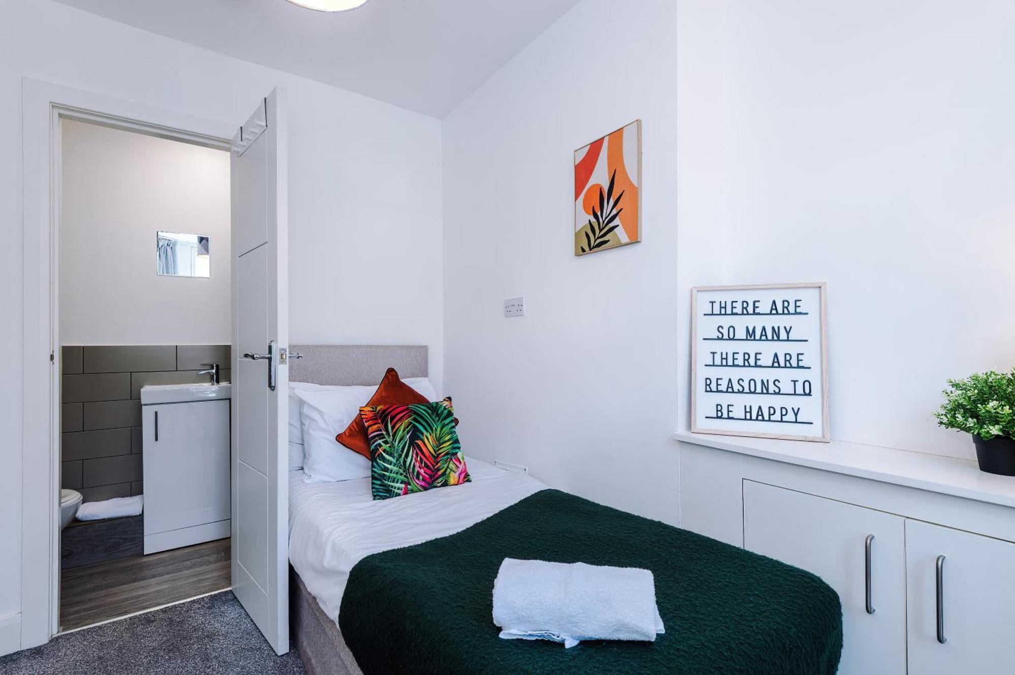 Holiday home Strathcona House - Air Host & - 3 Bedroom - 3 Bathroom Liverpool