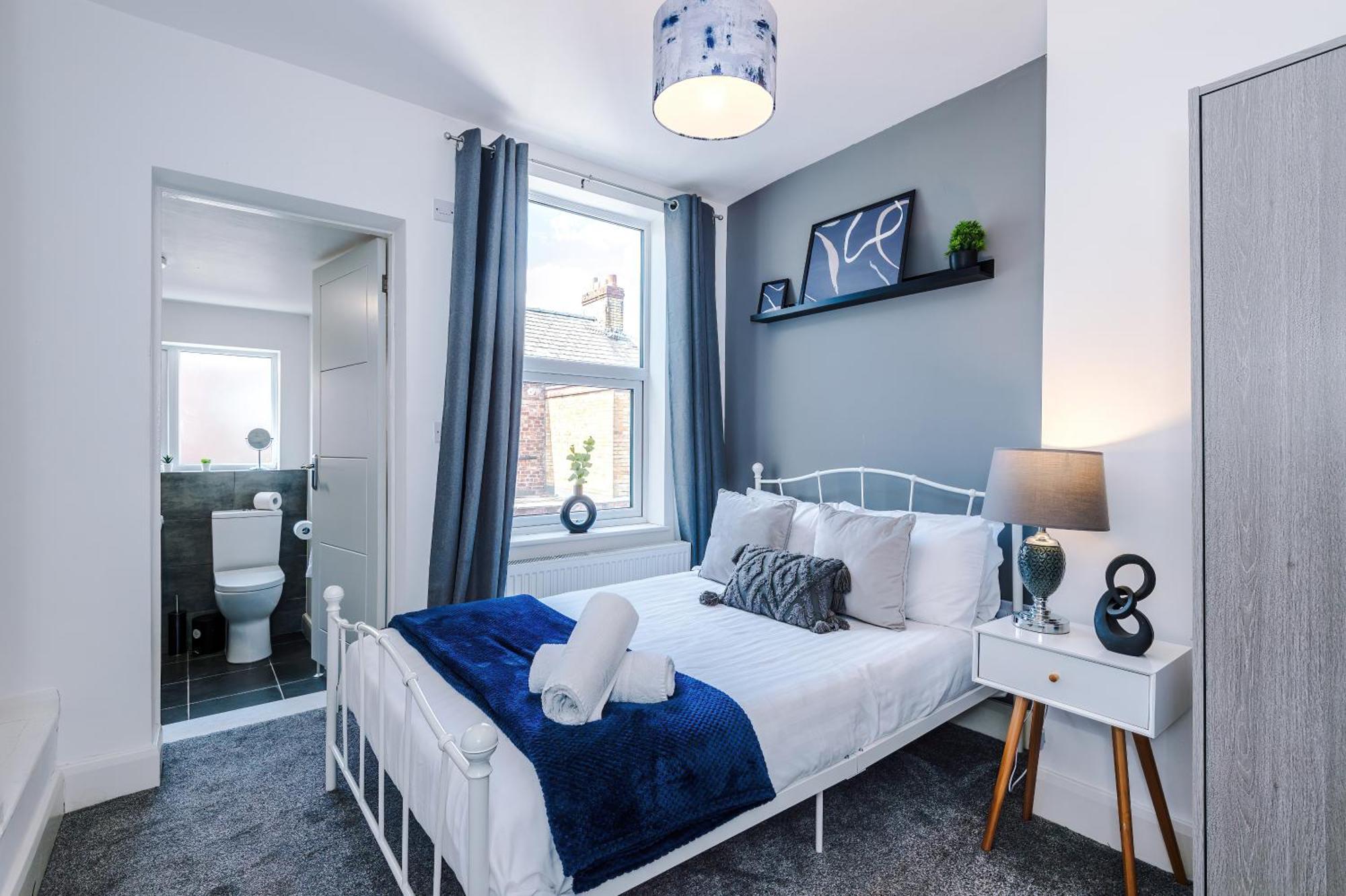 Strathcona House - Air Host & - 3 Bedroom - 3 Bathroom Holiday home *