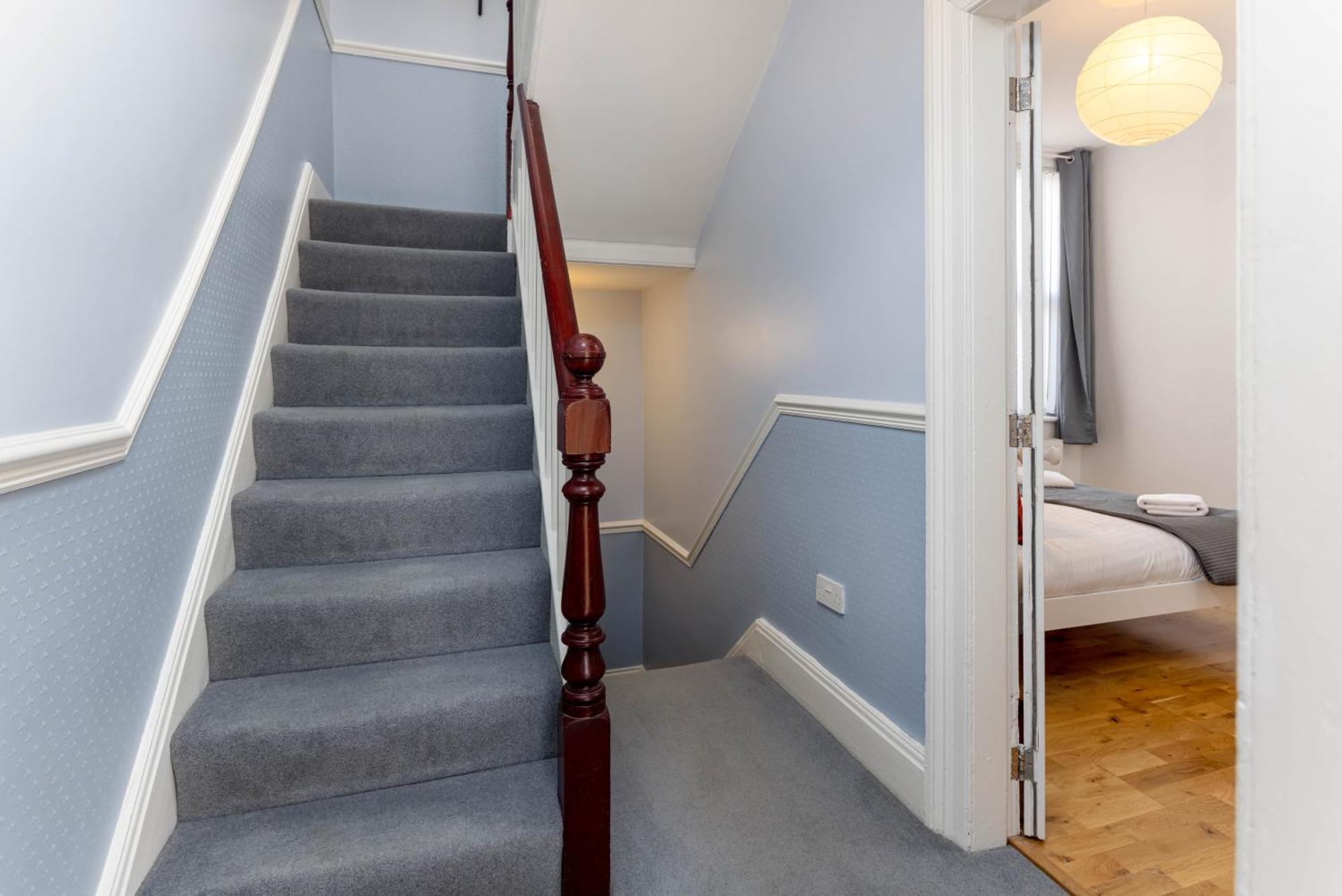Air Host & - Rockfield House - Sleeps 8 Holiday home *