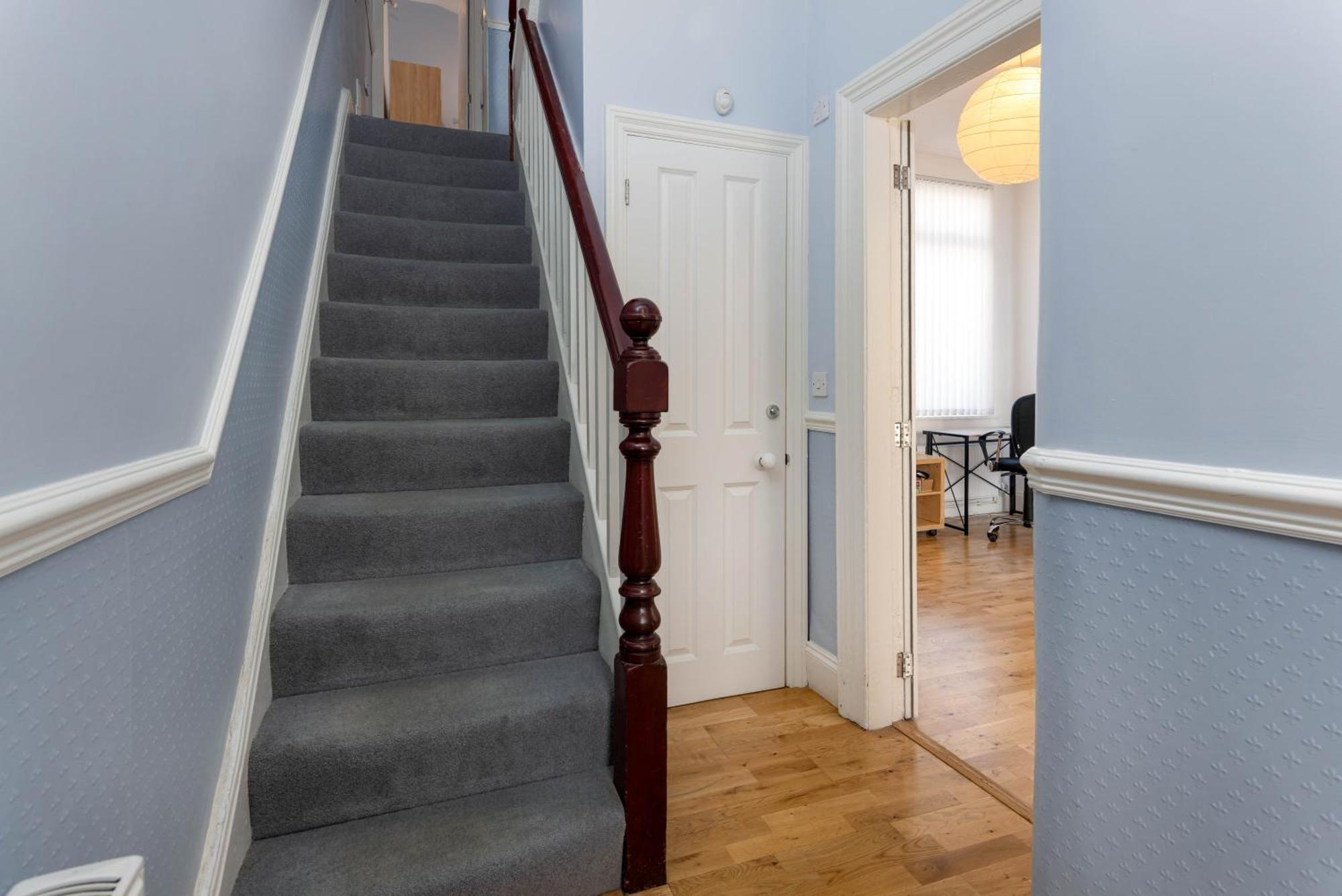 Holiday home Air Host & - Rockfield House - Sleeps 8 *